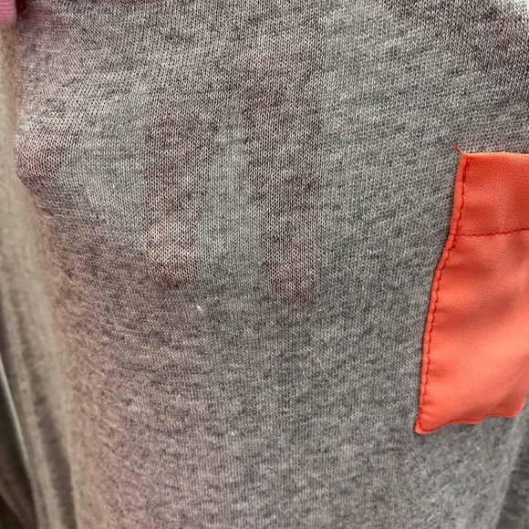 Gray long sleeve tunic with pocket and bottom pop of coral - Picture 5 of 6